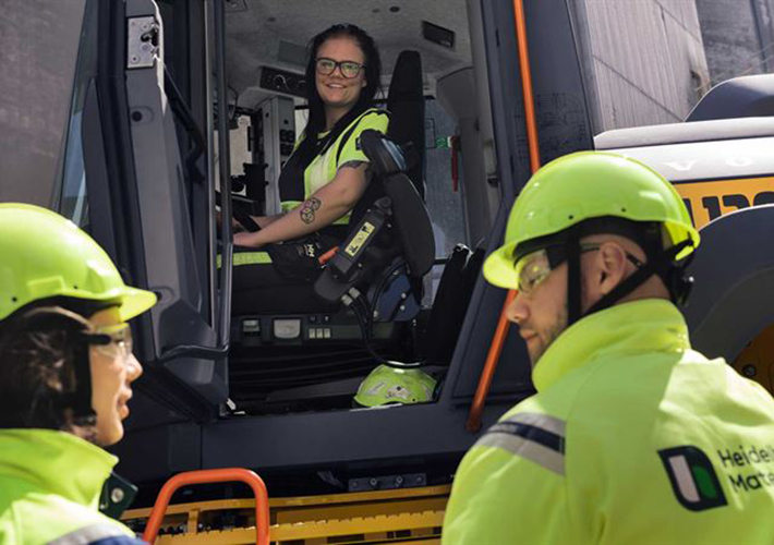 Foto Volvo Group partners with Heidelberg Materials to reduce emissions in construction industry.